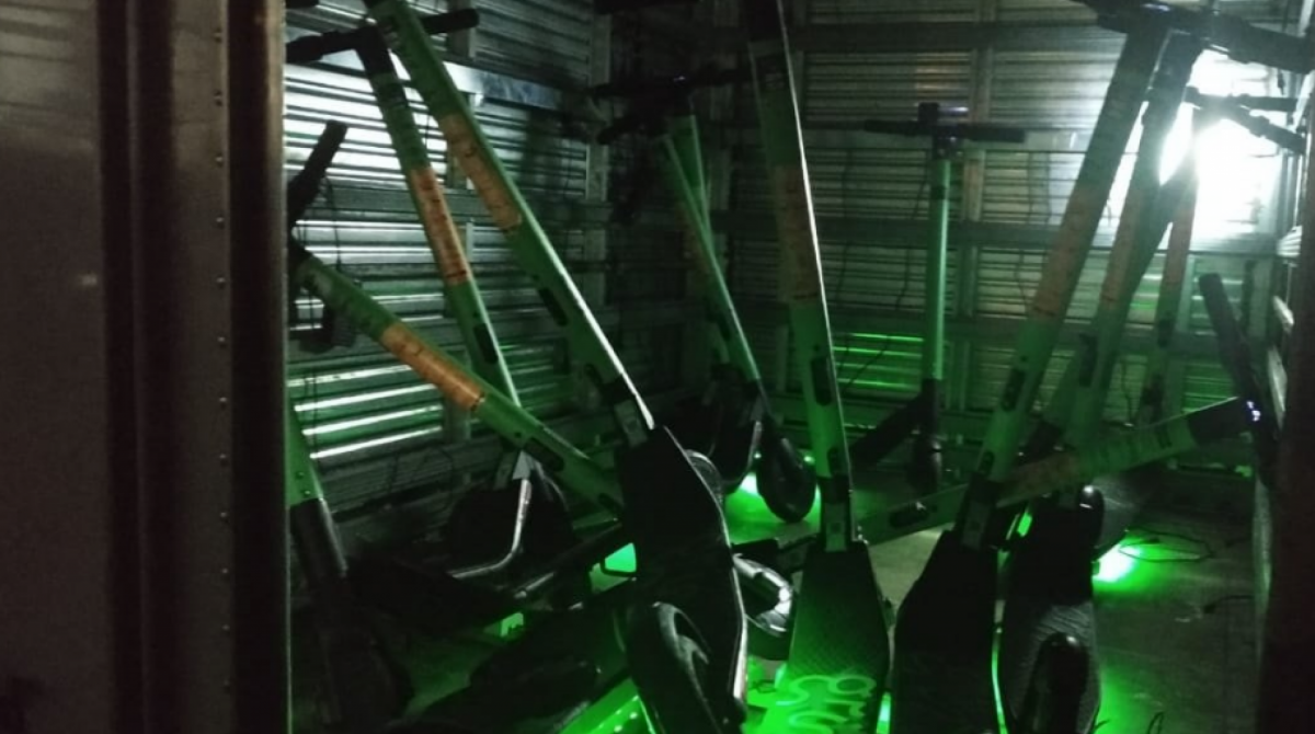 Carga roubada de patinetes elétricos é encontrada em Ramos por policiais militares da UPP Adeus