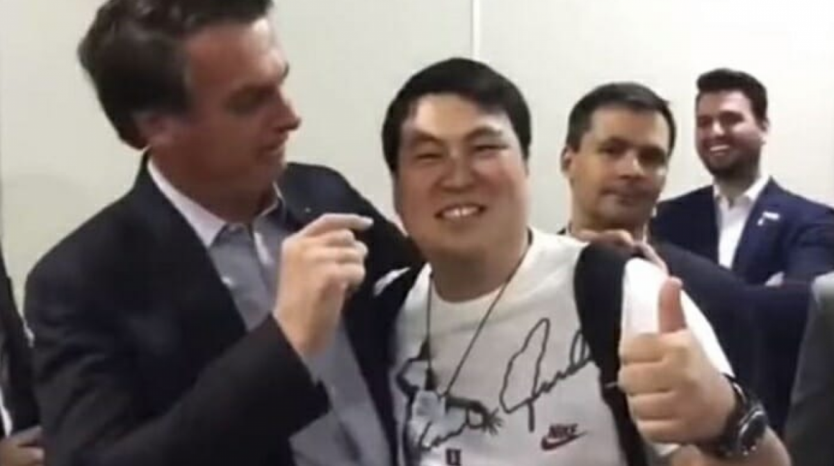 Presidente Bolsonaro fez escala em Manaus a caminho dos Estados Unidos e falou com o homem enquanto o abraçava: 'Tudo pequenininho, aí?'  - Reprodução