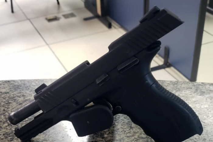 Adolescentes sÃ£o apreendidos com arma de fogo em Rocha Miranda 