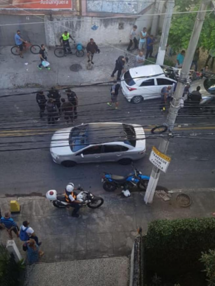 Tentativa de roubo de carga termina com perseguição e tiroteio na Rua Fagundes Varela, em Niterói