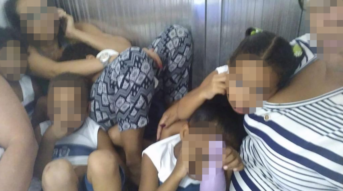 Crianças de uma creche da comunidade precisaram ficar abrigadas por conta do intenso tiroteio