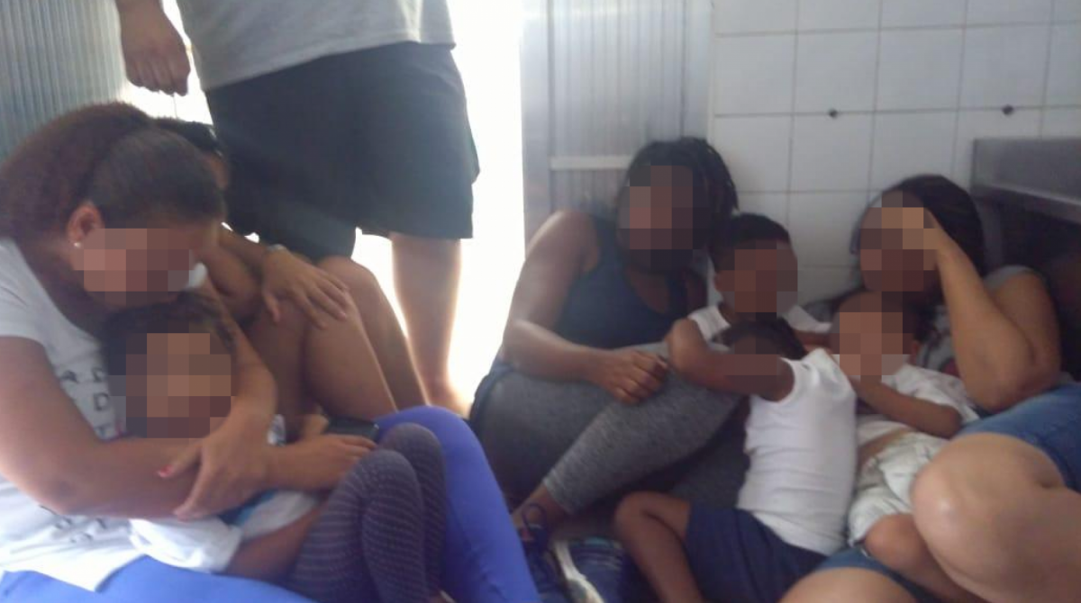 Crianças de uma creche da comunidade precisaram ficar abrigadas por conta do intenso tiroteio