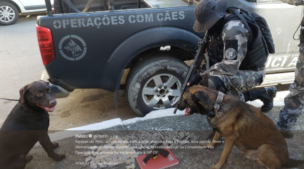 Cães da PM encontram pistola e drogas em comunidade da Baixada - Reprodução / Twitter