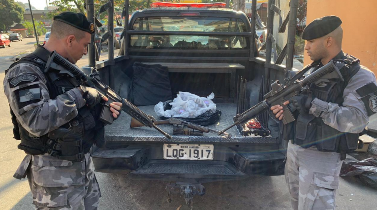 Em segundo dia de operação, nesta semana, a PM apreendeu uma espingarda, mais de 400 papelotes de cocaína, dois coletes à prova de balas, munições e um bloqueador de sinal GPS
