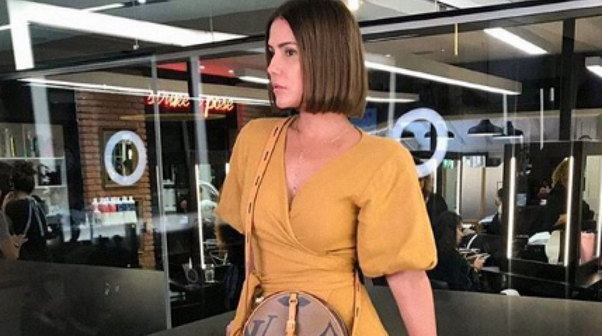 Deborah Secco alongou os fios e manteve o tom castanho, depois de quase oito meses com cabelo joãozinho - Reprodução/Instagram