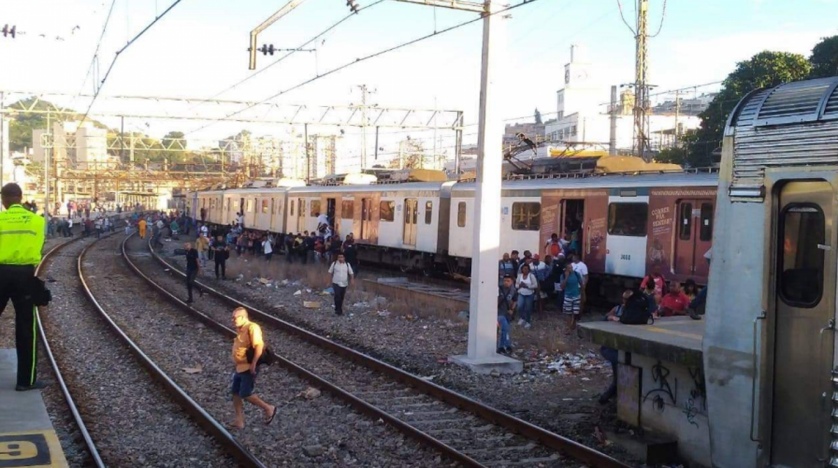 Passageiros reclamam de atrasos na estação Maracanã - Reprodução/Twitter