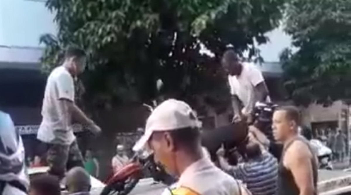 Homens sobem em reboque da Prefeitura e retiram motocicletas apreendidas - WhatsApp O DIA (98762-8248)