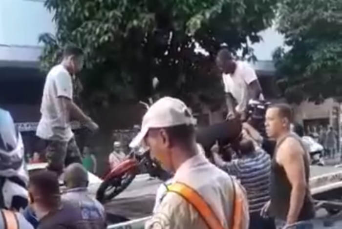 Homens sobem em reboque da Seop e retiram motocicletas apreendidas