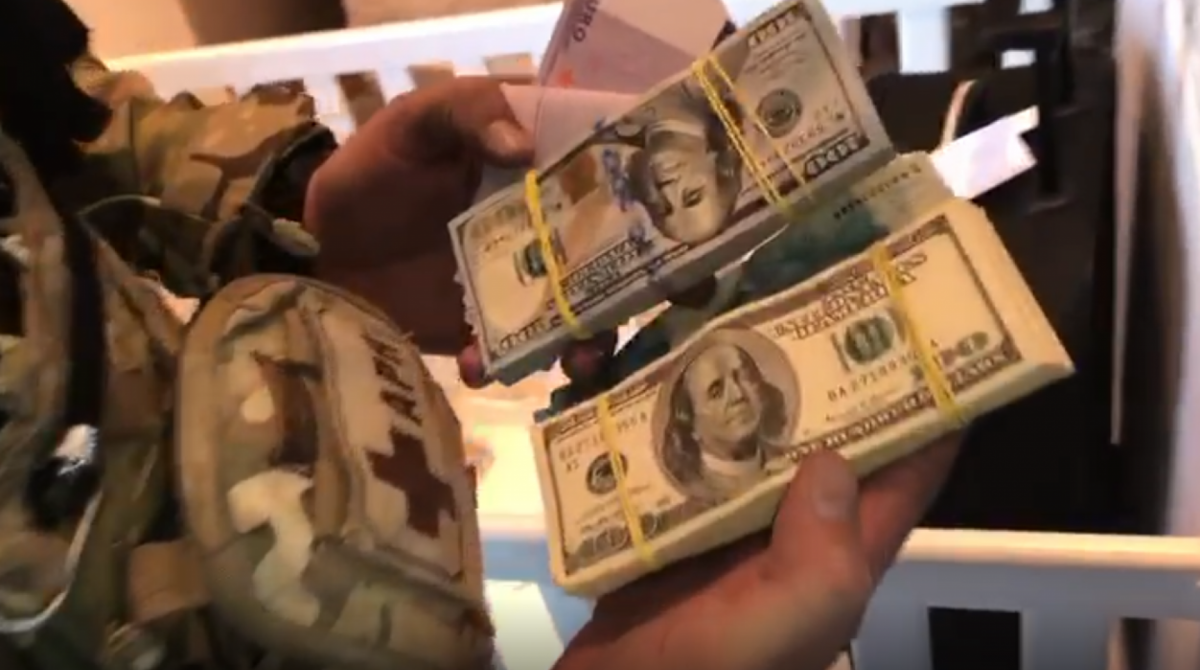 A polícia encontrou com os suspeitos duas pistolas, dinheiro em espécie e veículos