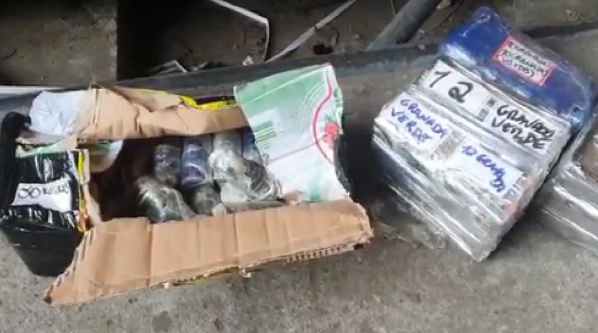 Além das drogas e armas, também foram apreendidas dezenas de granadas