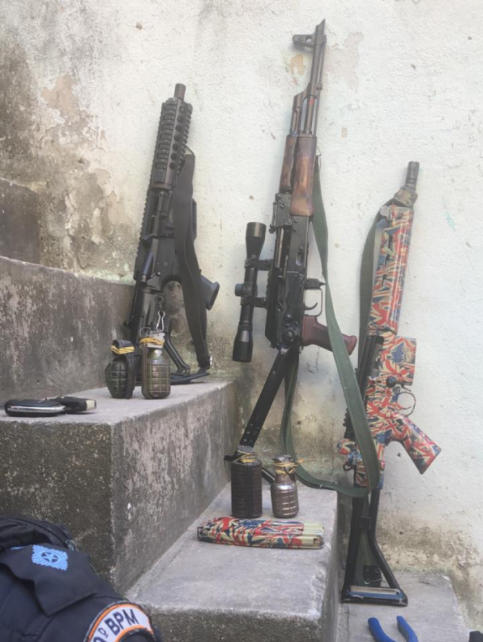 Fuzis e granadas apreendidas na Serrinha. Quatro suspeitos foram baleados