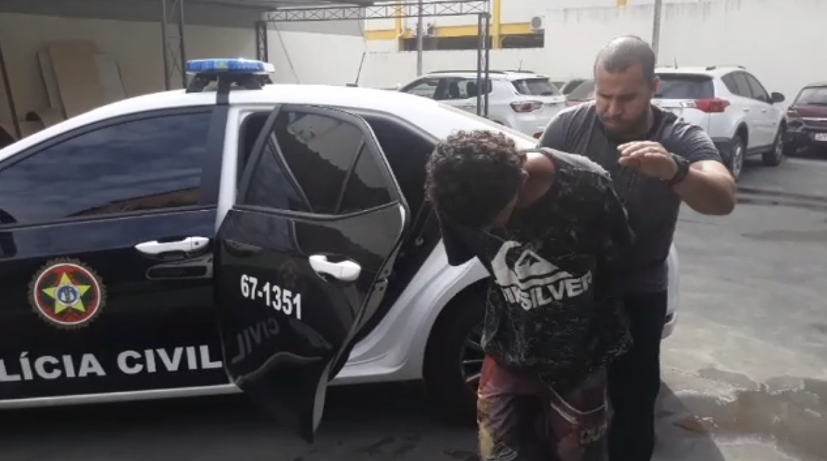 Deiviton foi preso após ameaçar e roubar vítimas com uma piteira de ferro em Belford Roxo - Divulgação