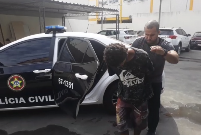 Deiviton foi preso apÃ³s ameaÃ§ar e roubar vÃ­timas com uma piteira de ferro em Belford Roxo