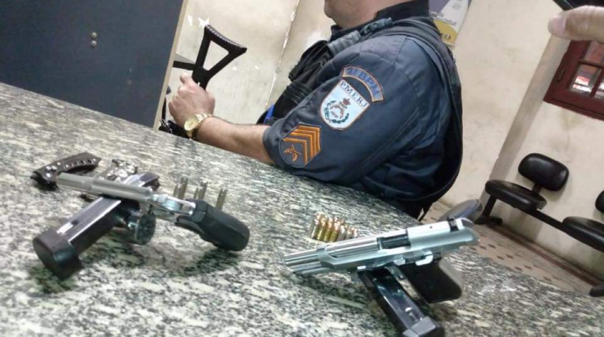 Armas apreendidas com o criminoso  - PolÃ­cia Militar / DivulgaÃ§Ã£o