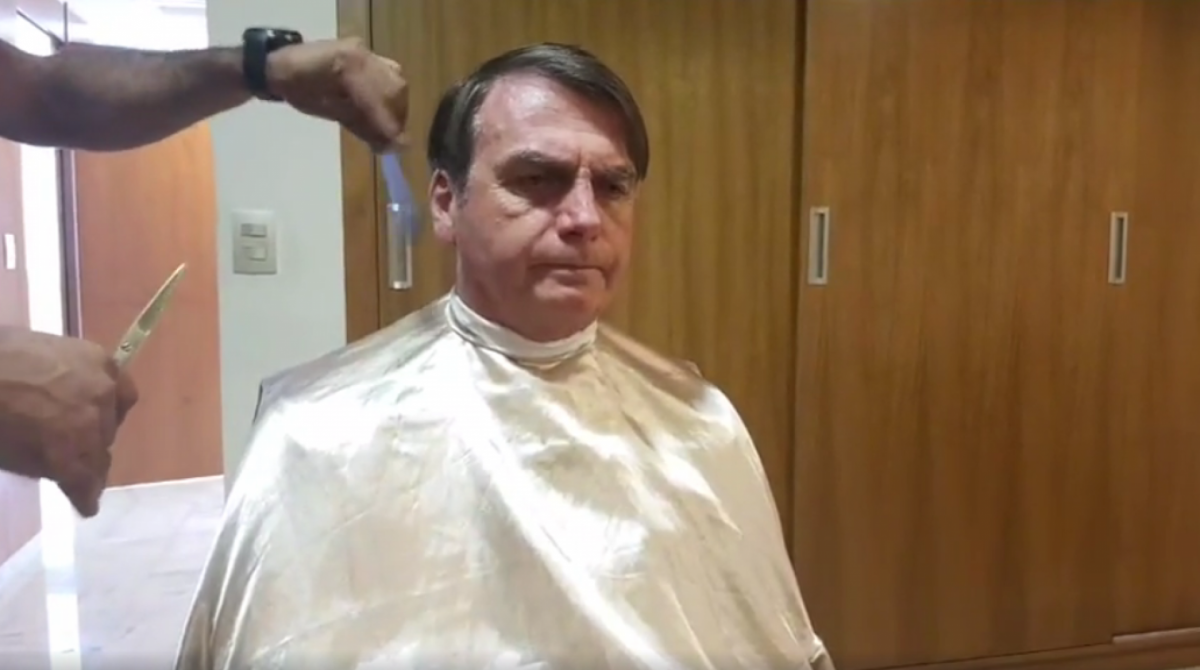 Live de presidente cortando o cabelo causou mal estar na imprensa francesa - Reprodução/Facebook