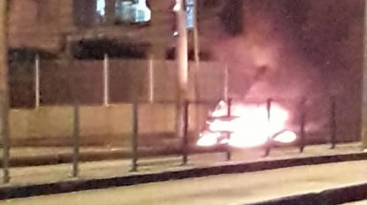 Carro explodiu na Avenida Vicente de Carvalho, em Vila da Penha