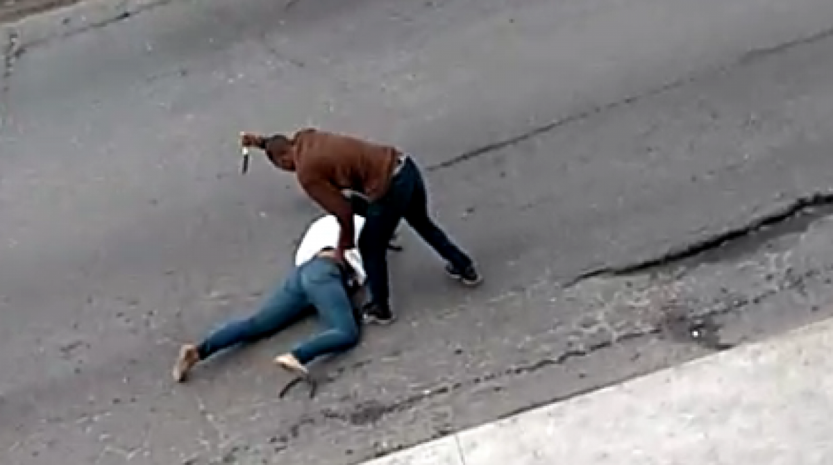 Mulher foi esfaqueada na pista sentido Centro da Avenida Brasil, próximo ao Mercado de São Sebastião - Reprodução/WhatsApp O Dia - (21) 98762-8248