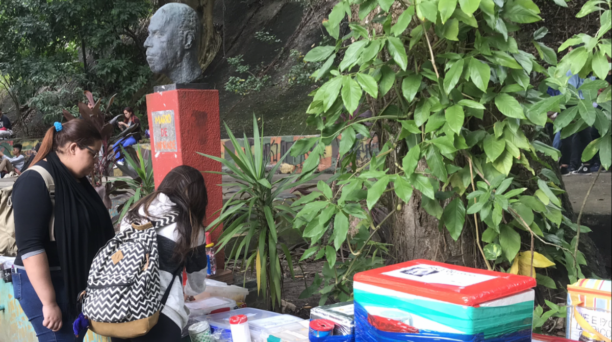 Confiança e respeito na UniRio: vendedores acreditam que consumidores irão pagar o quanto é cobrado pelos alimentos.  - Thiago Gomide