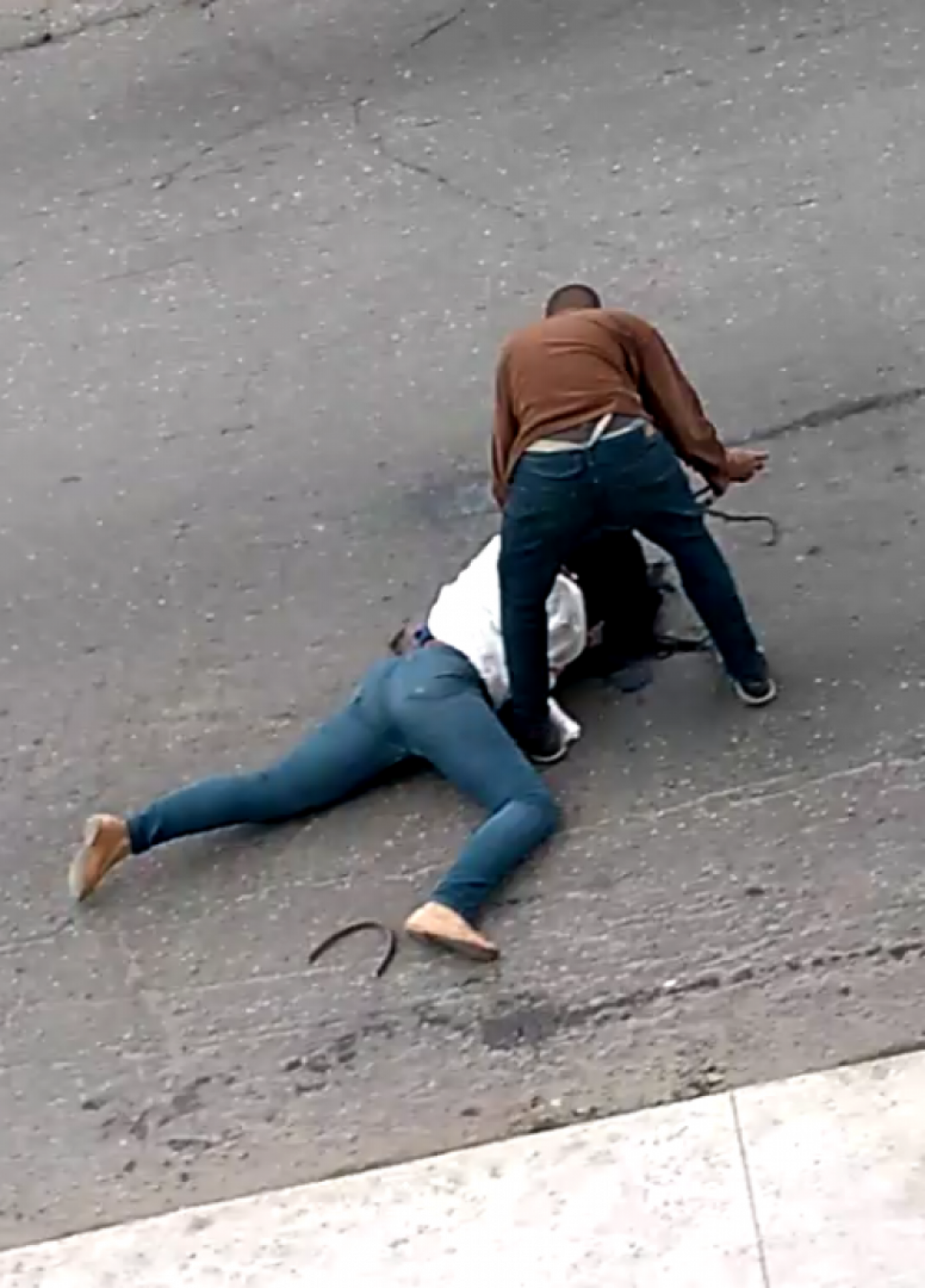 Homem foi preso em flagrante após esfaquear mulher na Avenida Brasil