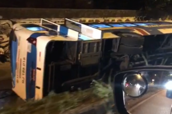 Utilitário caiu de um viaduto