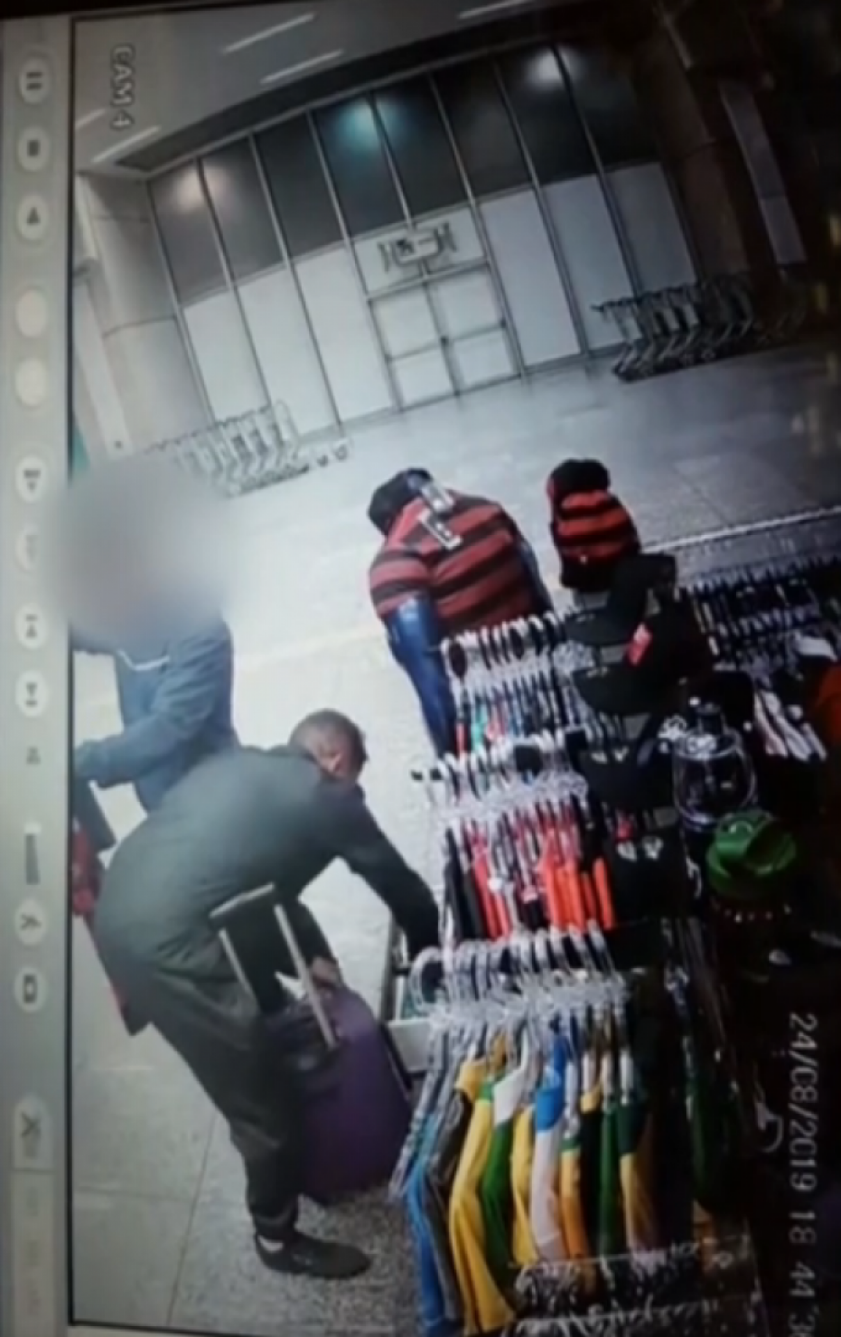 Homem é flagrado roubando lojas de camisas - Reprodução 