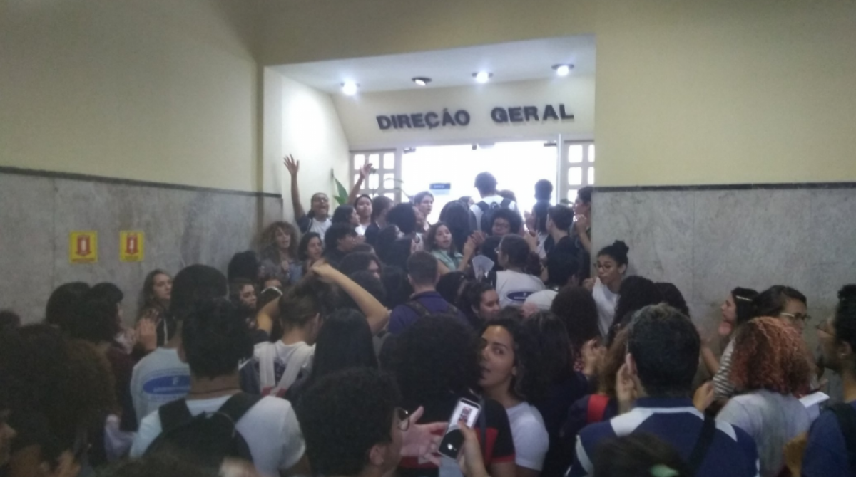 Alunos cercaram a sala da direção geral durante o protesto