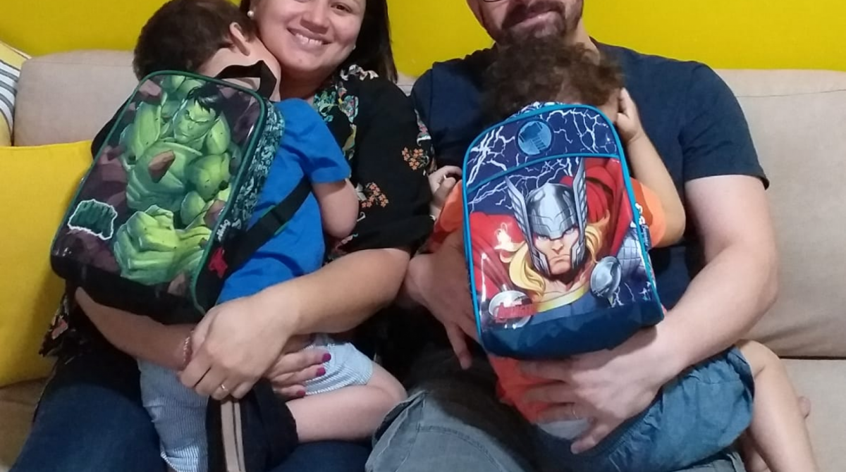 La&iacute;s Angela da Silva Mello e F&aacute;bio Farias, pais dos g&ecirc;meos Lucas (de azul) e Miguel, que foi diagnosticado com Transtorno do Espectro Autista  - Arquivo pessoal