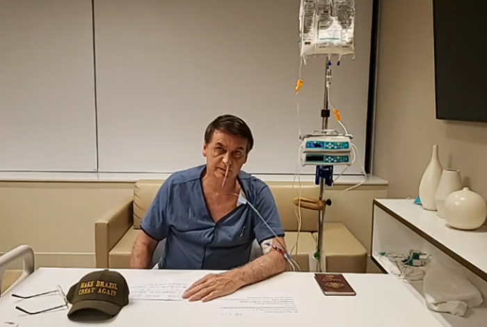 Bolsonaro fez transmissão do hospital em sua página no Facebook