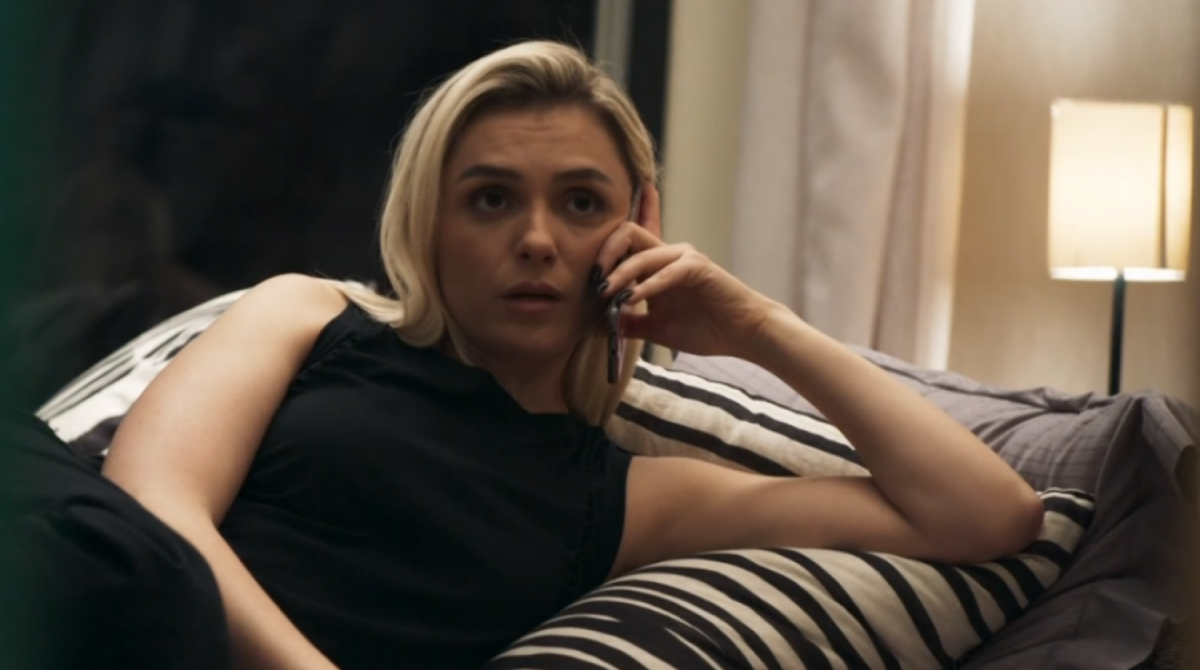 Logo após propaganda de aplicativo de entrega, personagem de 'A Dona do Pedaço' liga para pedir comida - Reprodução / TV Globo