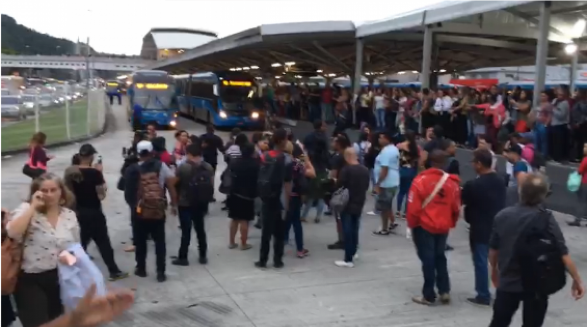 Passageiros protestaram contra demora e superlotação no BRT  - Reprodução vídeo 