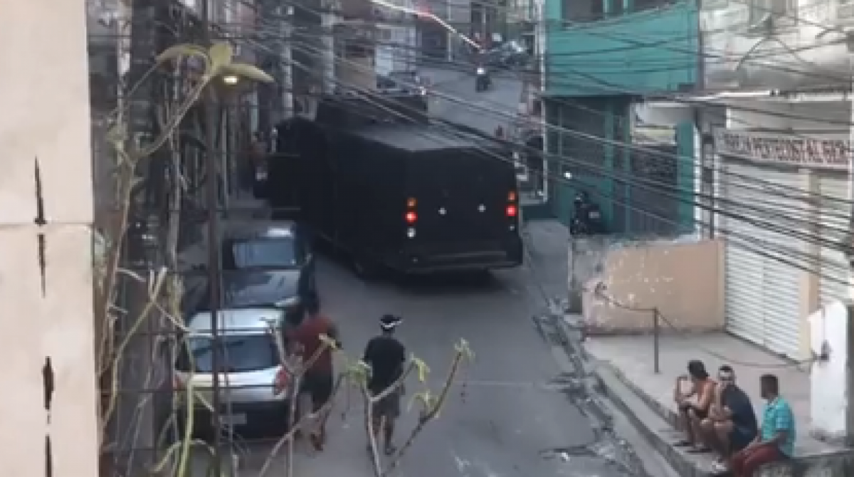 Policiais realizam operação na comunidade para a realização da reconstituição 