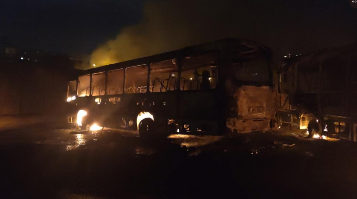 Ao menos três ônibus foram incendiados