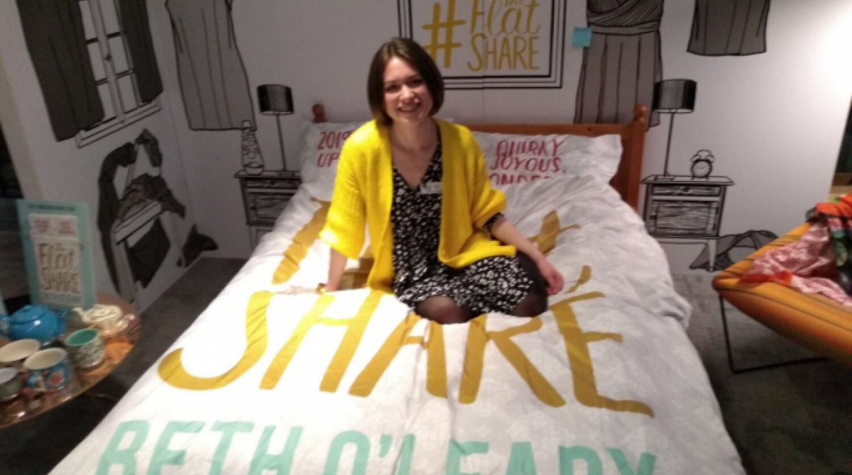 Beth O'Leary, autora de 'Teto para Dois', no cenário inspirado na obra - Reprodução / Twitter