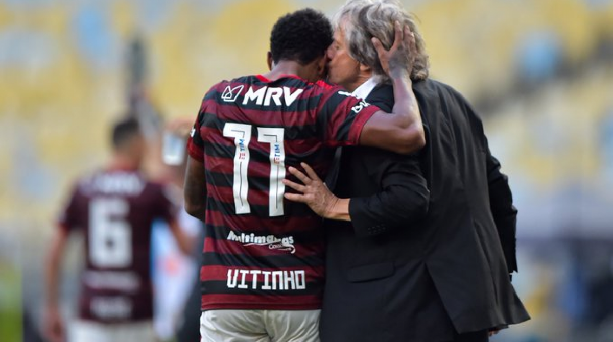 Jorge Jesus beija Vitinho durante jogo do Flamengo