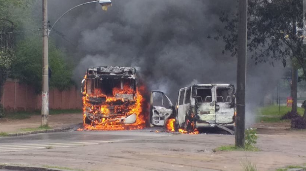 Ônibus foi incendiado em Deodoro  - Reprodução redes sociais 