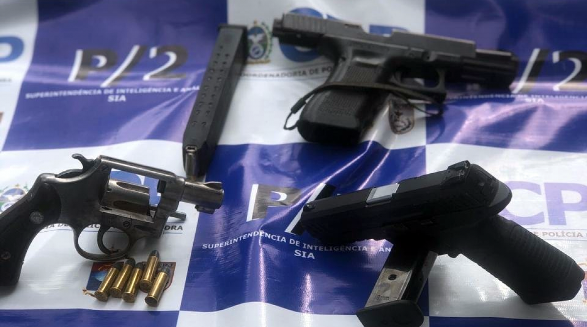 Armas e muni&ccedil;&otilde;es apreendidos com os criminosos