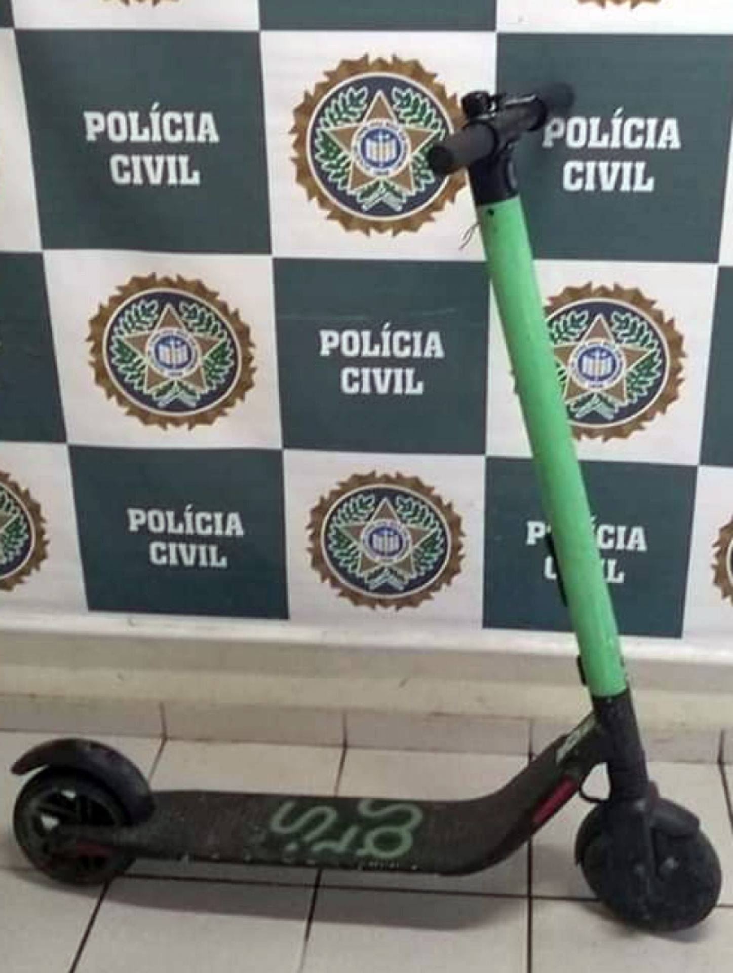 Patinete roubado pelo criminoso em Xerém, Baixada Fluminense  - Polícia Civil / Divulgação