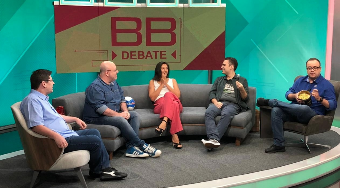 Jornalistas comem grilos e larvas durante programa - Divulgação