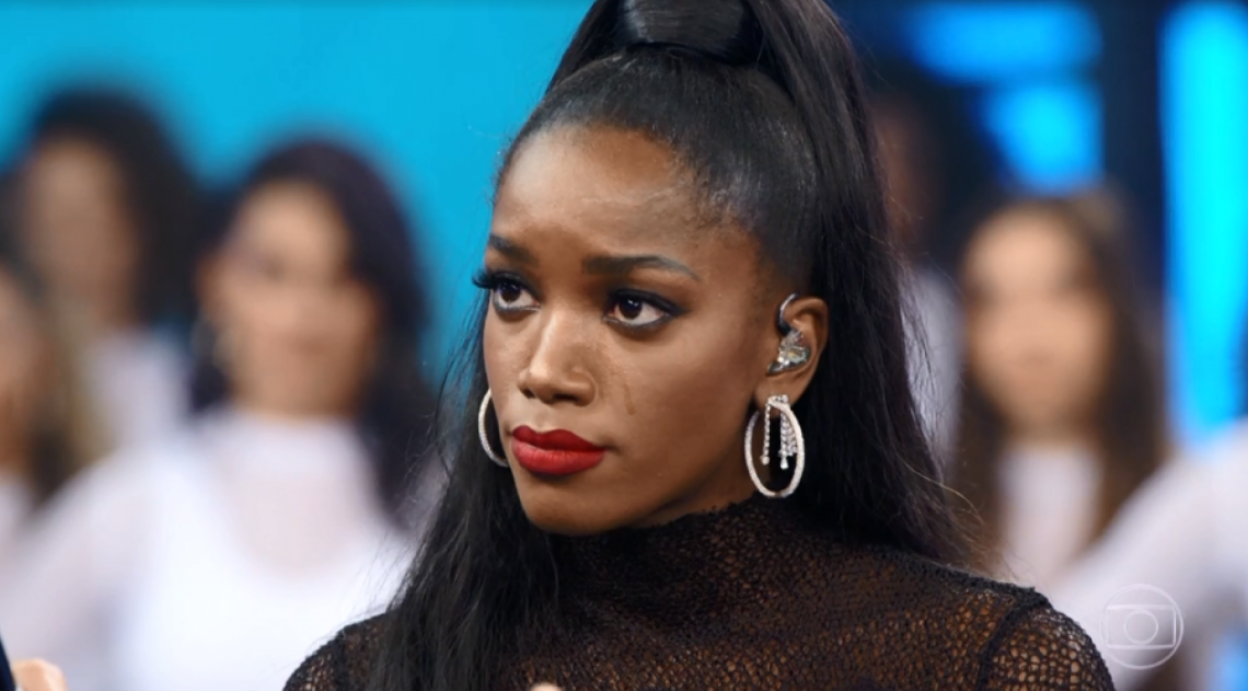 Iza chora com depoimento do pai no 'Arquivo Confidencial' - Reprodução / TV Globo