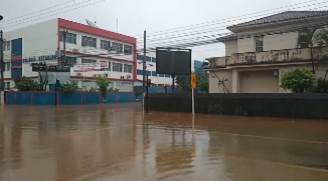 O Colégio 10 de Maio, na avenida Cardoso Moreira, a principal de Itaperuna: cheia do Rio Muriaé deixou a cidade debaixo d'água - Reprodução da internet