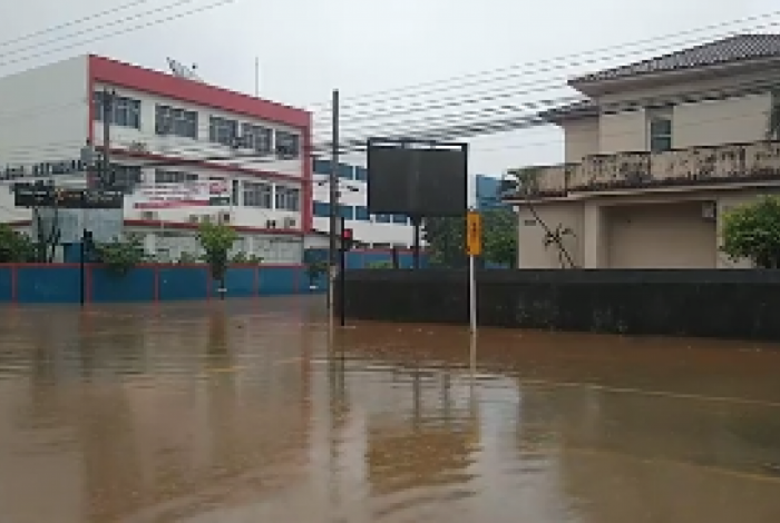 O Colégio 10 de Maio, na avenida Cardoso Moreira, a principal de Itaperuna: cheia do Rio Muriaé deixou a cidade debaixo d'água