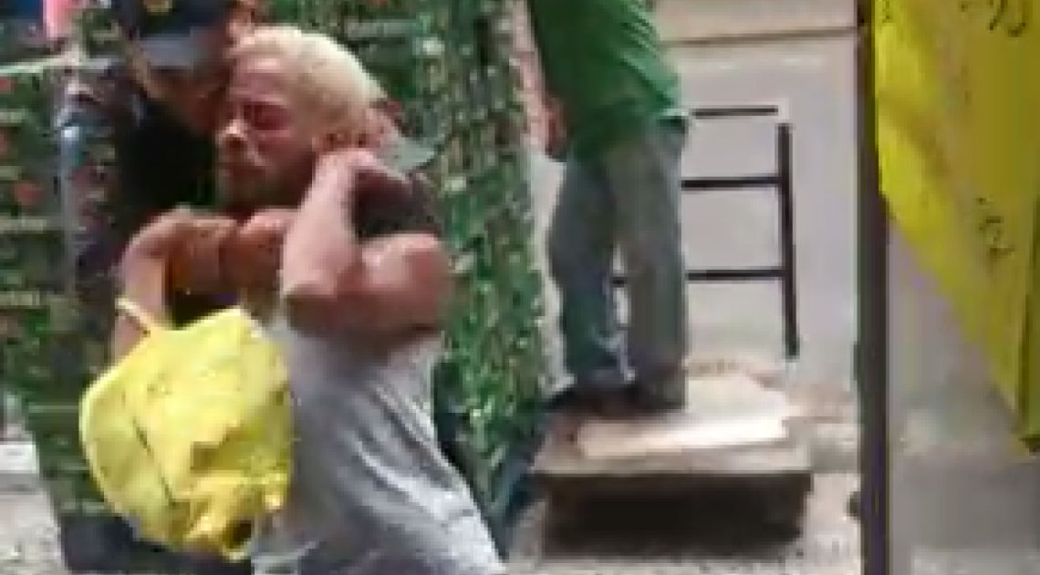 Professor foi imobilizado por golpe mata leão, após questionar abordagem violenta - Divulgação/Redes Sociais