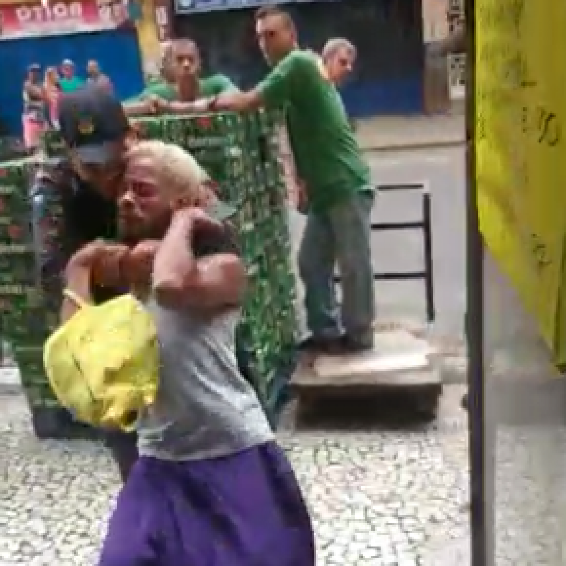 Professor foi imobilizado por golpe mata leão, após questionar abordagem violenta - Divulgação/Redes Sociais