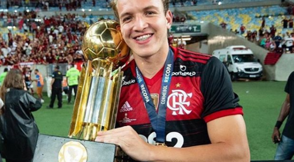 Zagueiro Matheus Dantas com a taÃ§a da Recopa - ReproduÃ§Ã£o Instagram