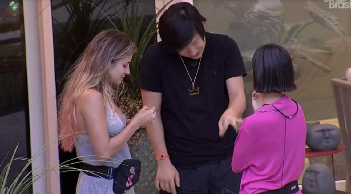 Gabi conversa com Pyong e Manu sobre seu relacionamento com Guilherme - Reprodução