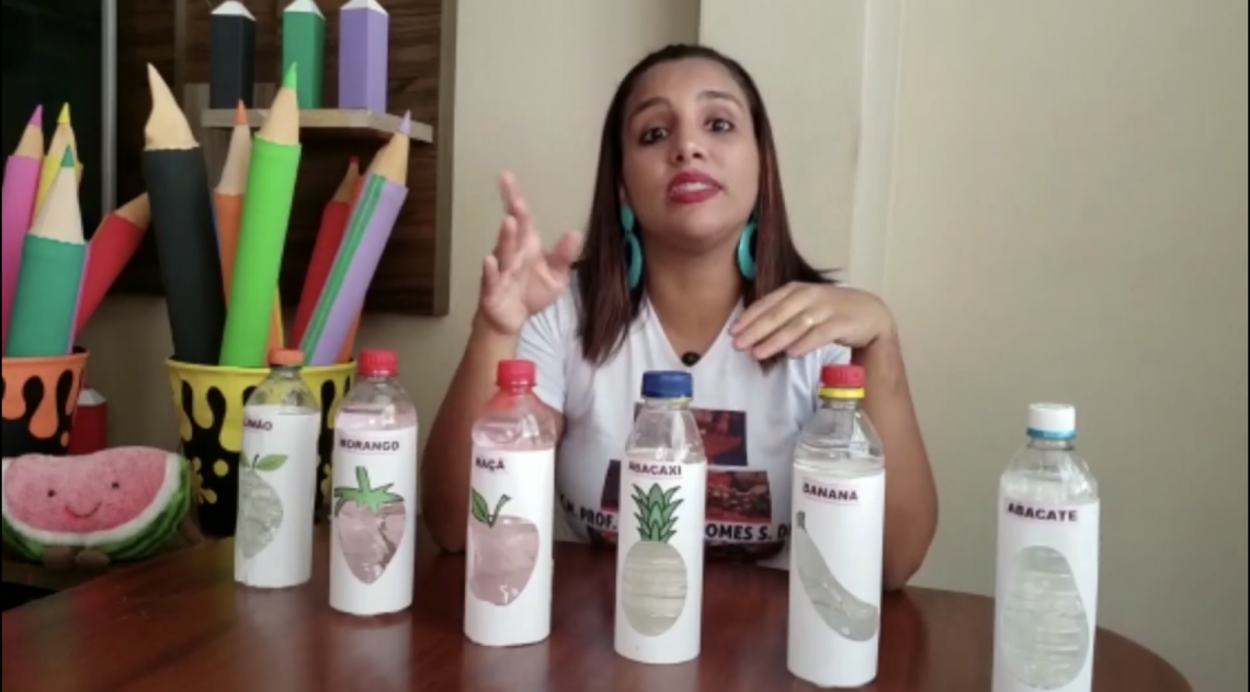 Professora Lívia Gabriela, da Creche Municipal Professora Jurema Gomes Sampaio, em Costa Barros, gravou uma atividade para os alunos da educação infantil - Reprodução Facebook