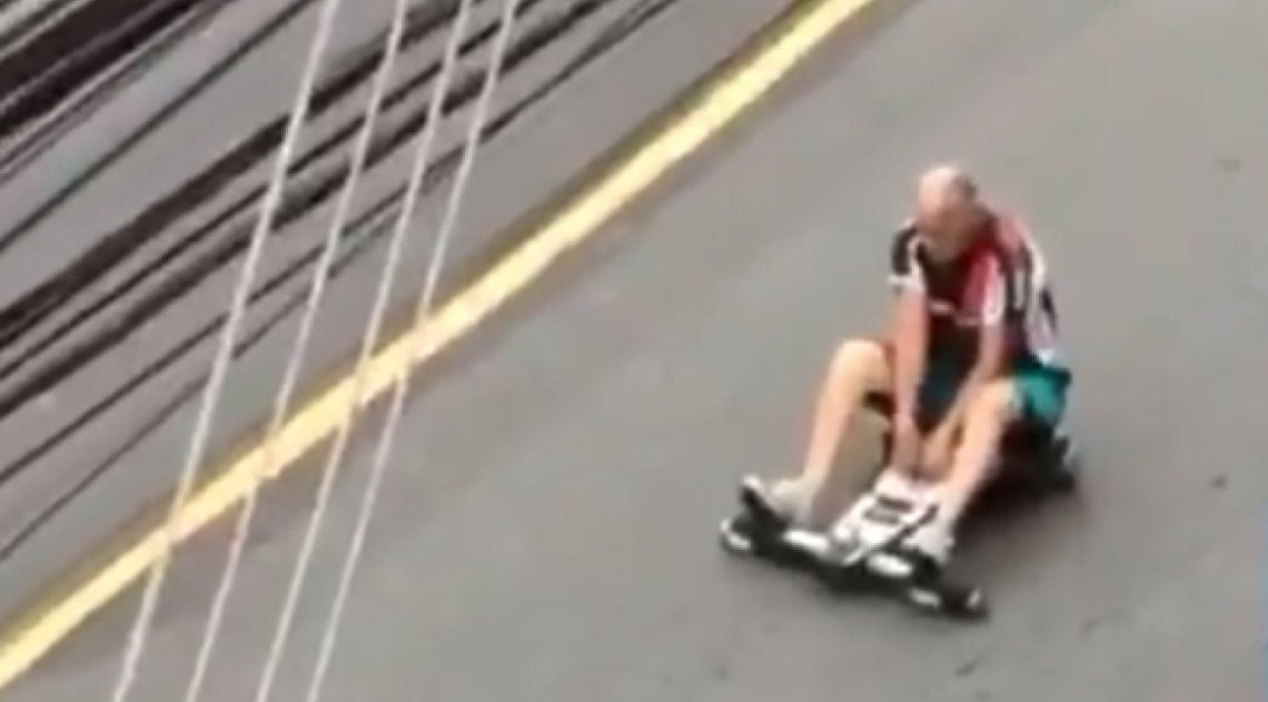 Idoso em carrinho de rolimã em Juiz de Fora (MG) - Reprodução Internet