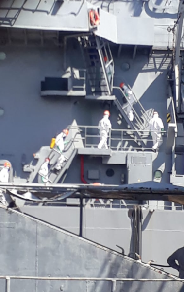 Companhia de Defesa Nuclear, Biológica, Química e Radiológica da MB desinfectando o navio - Whatsapp O DIA (98762-8248)