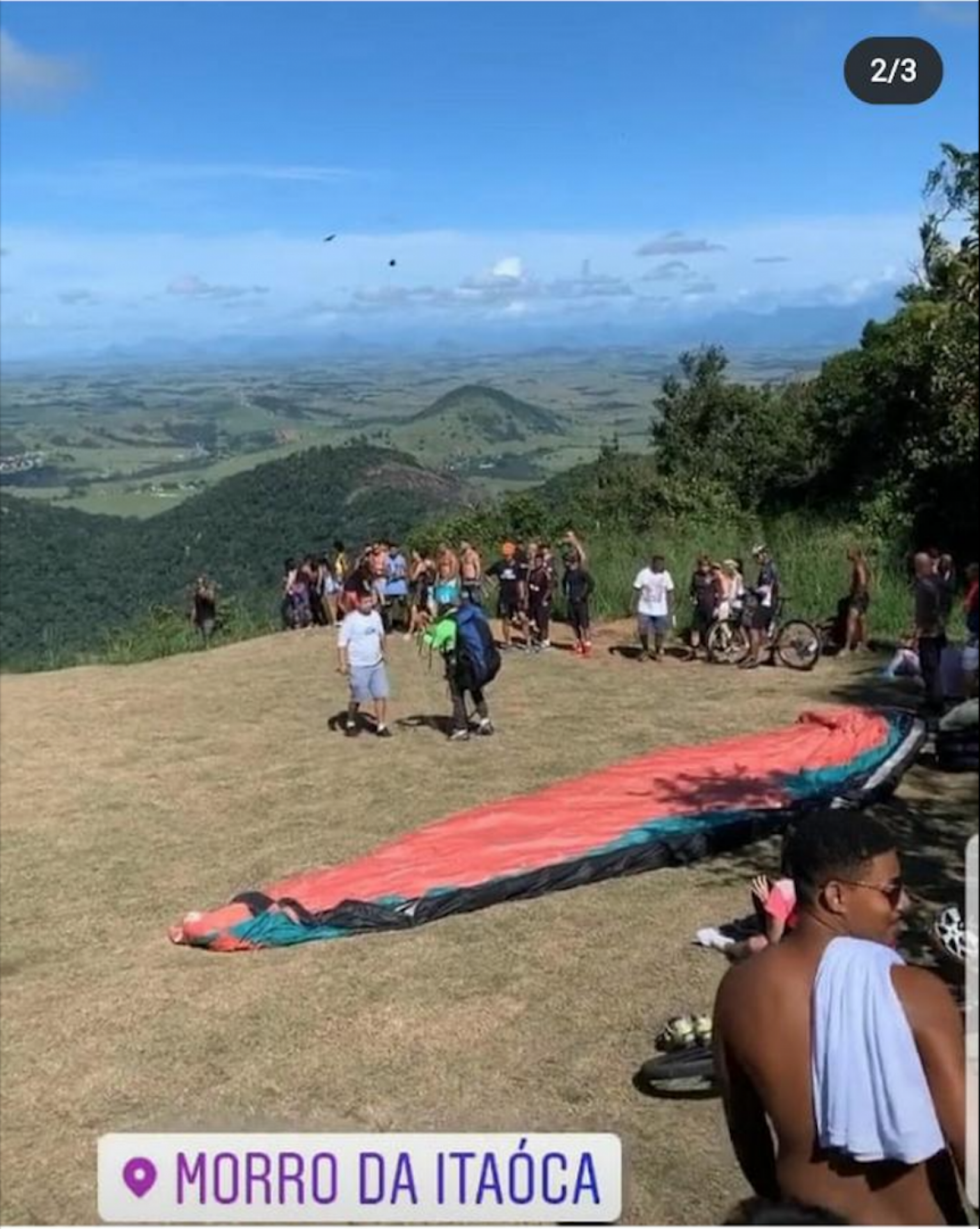 Centenas de pessoas lotam o Morro de Itaóca, em Campos, sem se preocupar com o contágio do coronavírus