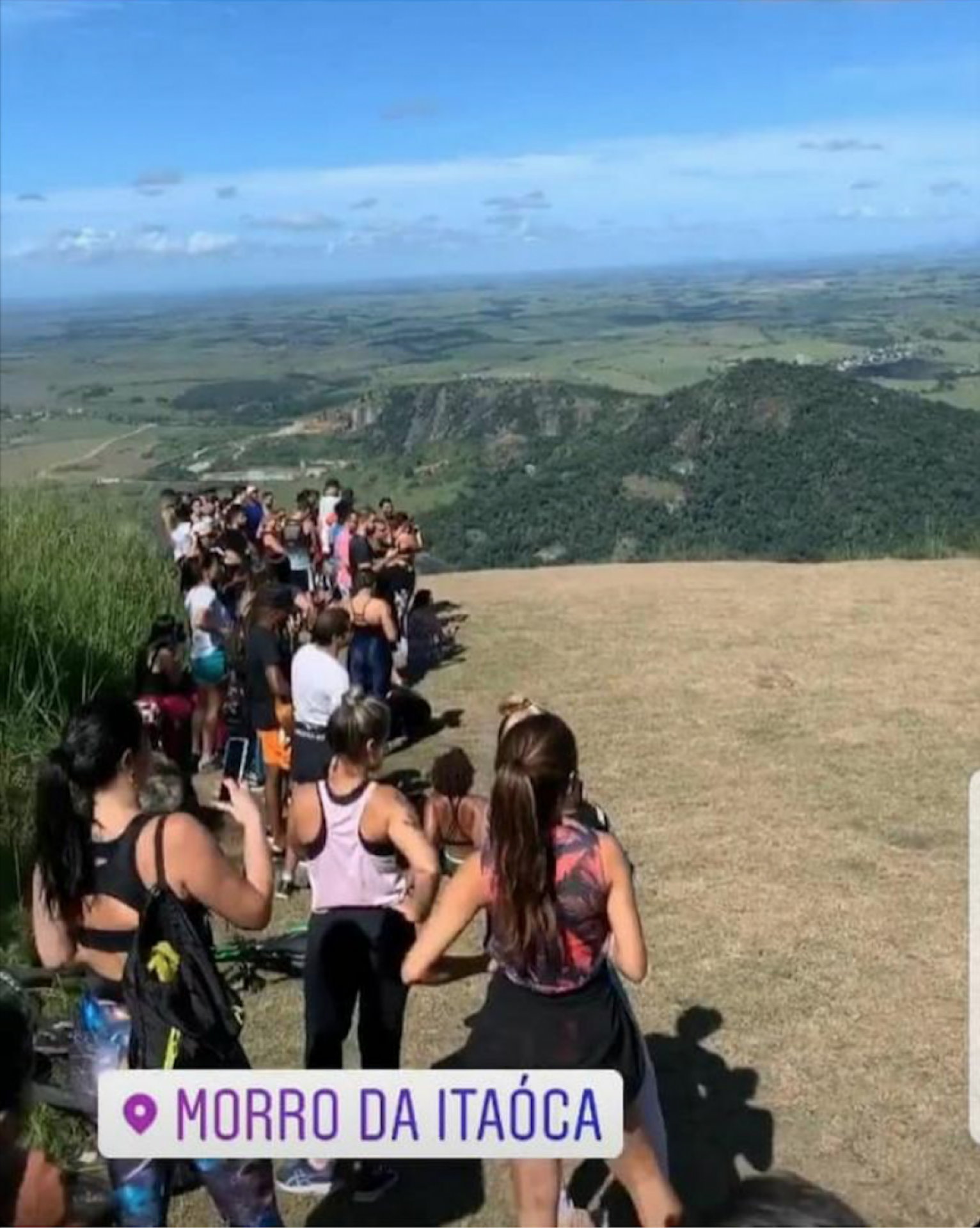Centenas de pessoas lotam o Morro de Itaóca, em Campos, sem se preocupar com o contágio do coronavírus - Reprodução Internet